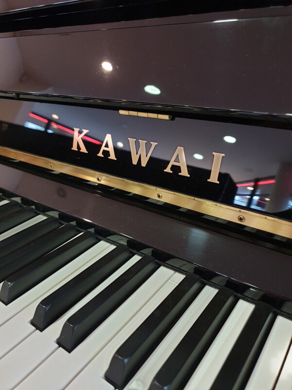 piano droit couleur noire marque Kawai
